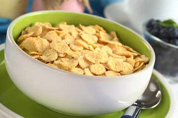 Sweetened corn flakes with yogurt and blueberries
