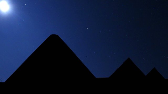 Pyramides_under_the_stars