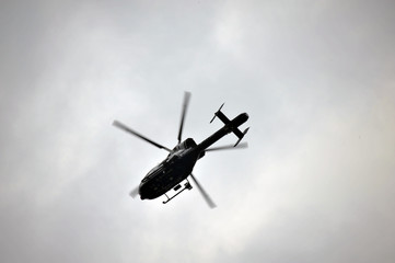 Fototapeta na wymiar Police Helicopter unosić się nad EDL Demonstracja w Halifax