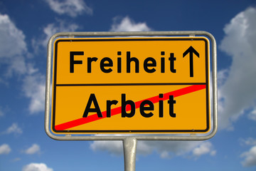 Deutsches Ortsschild Arbeit Freiheit