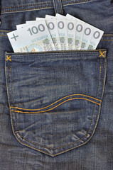 pieniądze w kieszeni spodni