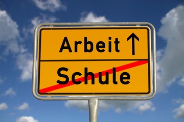 Deutsches Ortsschild Schule Arbeit