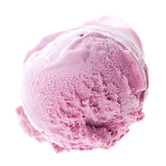 Eine Kugel lila Waldbeereis auf weißem Hintergrund