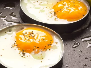 Crédence de cuisine en verre imprimé Oeufs sur le plat close up of fried eggs on a pan