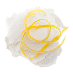 Eine Kugel Zitroneneis mit Zitronenzester auf weißem Hintergrun