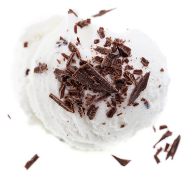 Eine Kugel Stracciatella Eis auf wei&szlig;em Hintergrund