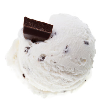 Eine Kugel Stracciatella Eis mit einem St&uuml;ck Schokolade