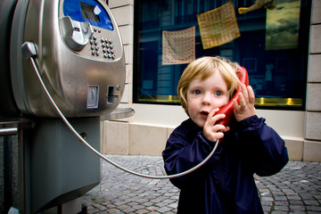 Enfant au téléphone