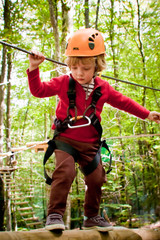 Enfant faisant de l'accrobranche