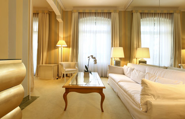 salotto di una suite di albergo di lusso