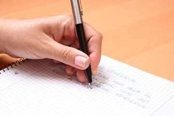 Linke Hand beim Schreiben