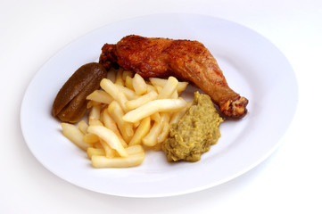 Pommes frites mit Erbsenpüree und Hühnerschenkel
