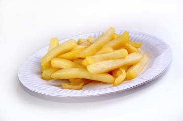 Pommes frites auf einem Pappteller und heller Hintergrund