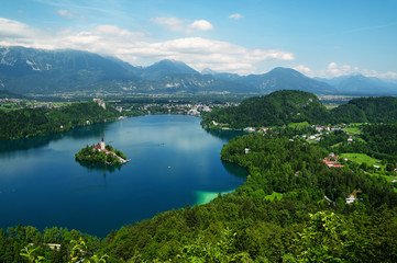 Fototapeta na wymiar Panoramiczny widok z jeziora Bled w Słowenii.