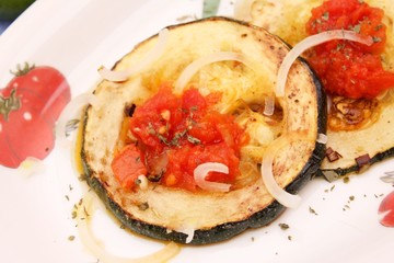 Zucchini mit Tomaten