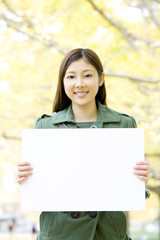 メッセージボードを持った女性