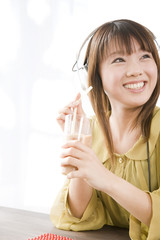 ヘッドフォンで音楽を聴く女性