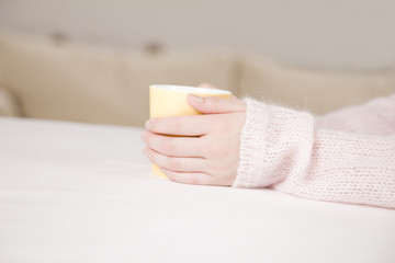 コップを持つ女性の手元