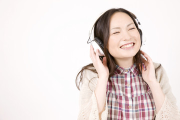 ヘッドフォンで音楽を聴く女性