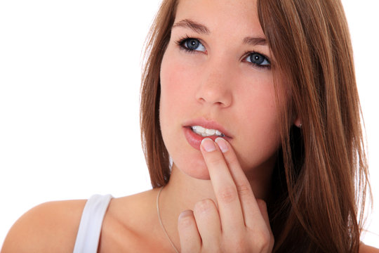Junge Frau kontrolliert ihr Zähne