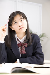 塾で勉強する女子中学生