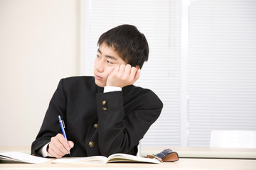塾で勉強する男子中学生