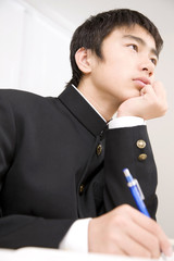 塾で勉強する男子中学生