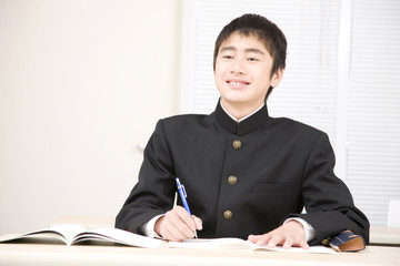 塾で勉強する男子中学生