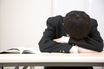 眠る男子中学生