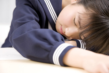 眠る女子中学生