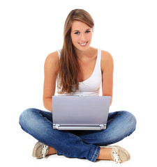 Attraktive junge Frau mit Notebook