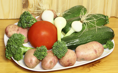 Блюдо с овощами на деревянном столе