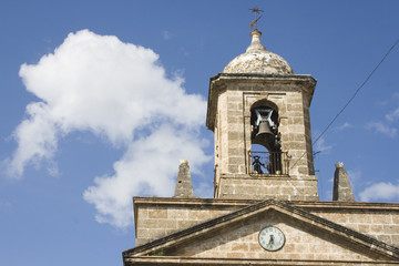 Fototapeta premium Torre de la iglesia de Vélez de Benaudalla y nube