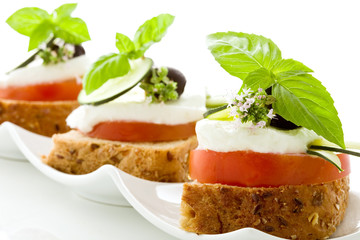 Tartine di pomodoro e mozzarella - Isolated