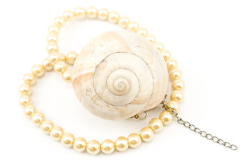 Pearl necklace with spiral seashell