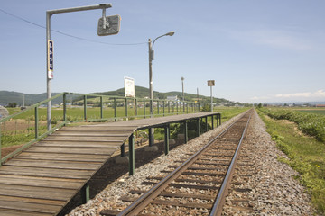 鹿討駅と線路