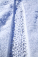 雪道のタイヤ痕