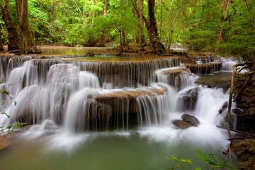 Fototapeta na wymiar Głęboki las wodospad w Tajlandii