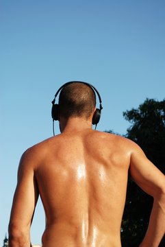 Hombre con espalda desnuda