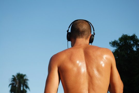 Hombre desnudo escuchando m&uacute;sica