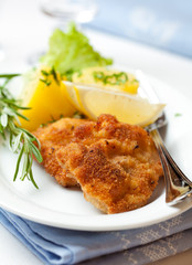 Wiener Schnitzel with potatoes and lemon