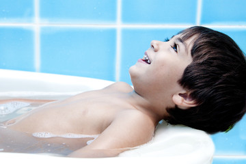 Obraz na płótnie Canvas bambino che fa il bagno nella vasca