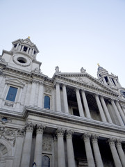Fototapeta na wymiar Fasada i wejście do kościoła św Pawła w Londynie w Anglii