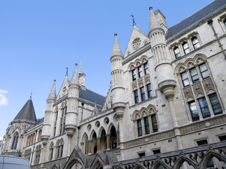 Fototapeta na wymiar Royal Courts of Law w Londynie w Anglii