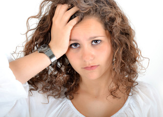 Portrait de jeune-fille main à la tête