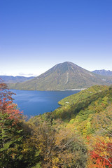 秋の中禅寺湖と男体山