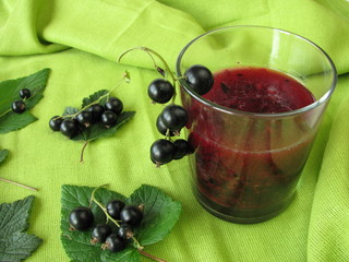 Smoothie aus schwarzen Johannisbeeren