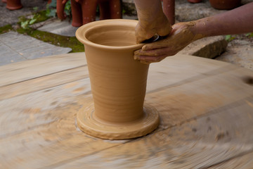 Eine Vase aus Ton formen