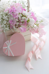 ピンクのハートと花かご
