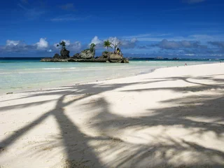 Fotobehang Boracay Wit Strand Mooie palmboomschaduwen op wit zandstrand